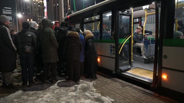 Автобус на остановке  - Sputnik Казахстан