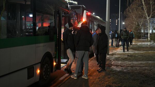 Молодые люди выходят из автобуса  - Sputnik Казахстан
