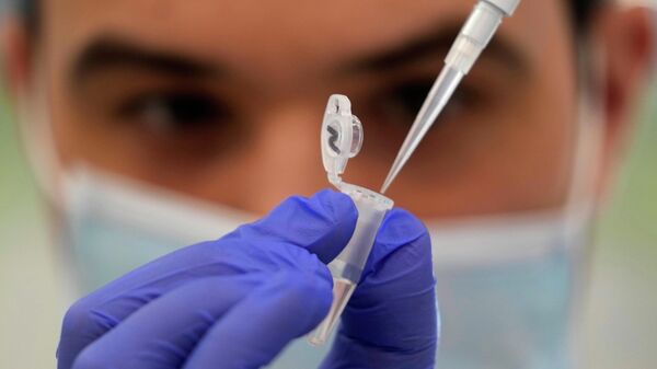 Медик готовит образец для исследования на коронавирус в лаборатории  - Sputnik Казахстан