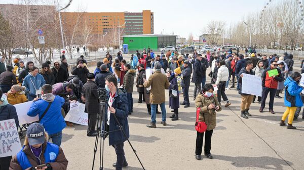 На митинг собралось около сотни человек.  - Sputnik Казахстан