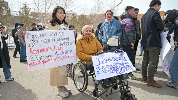 Участники митинга считают, что в стране достаточно других проблем, требующих решения в том числе депутатами.  - Sputnik Казахстан