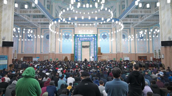 Астанчане собрались на тарауих намаз в Рамазан - Sputnik Казахстан