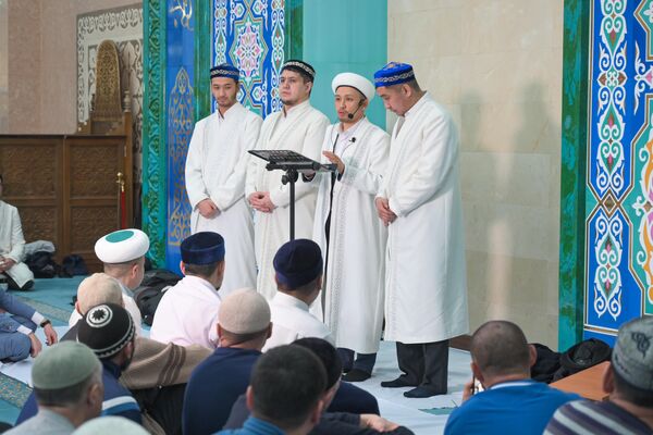 Имам  в мечети &quot;Нур-Астана&quot; представил тех, кто будет читать намаз в Рамадан. - Sputnik Казахстан
