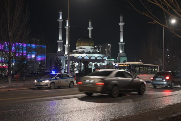 Все мечети страны в эти праздничные дни работают в обычном режиме, поскольку впервые за три последних года все мероприятия проводятся без масочного режима и карантинных ограничений.  - Sputnik Казахстан
