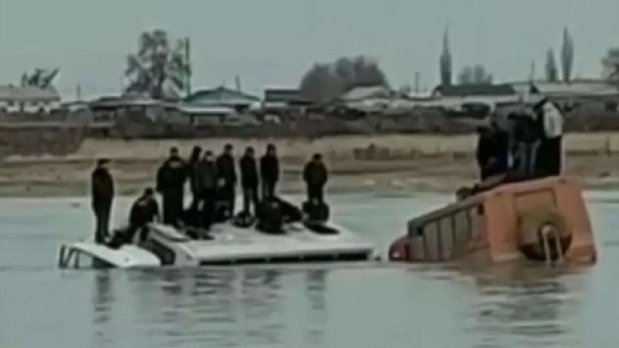 Наводнение в актюбинске. Половодье в Актобе. Паводок в Атырау 1993 года. Автобус провалился под лед. Вахтовый автобус провалился под лед.