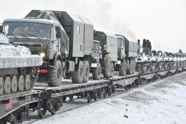 Военную технику также перевозят к полигонам на железнодорожном транспорте  - Sputnik Казахстан