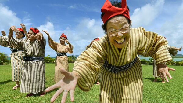 Пожилые женщины во время танца на острове Окинава  - Sputnik Казахстан