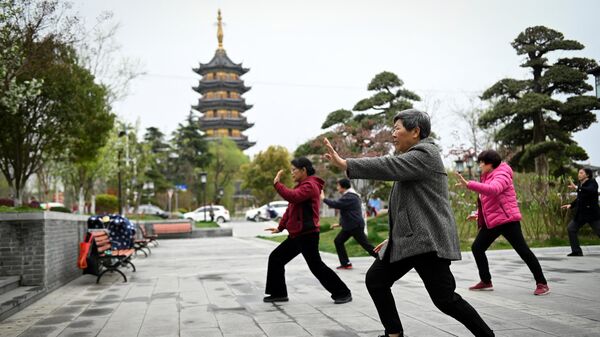 Люди, практикующие тай-чи на улице в Ругао, провинция Цзянсу, Китай - Sputnik Казахстан