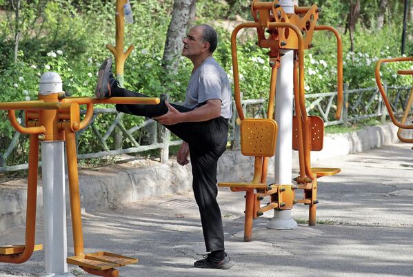 Физическая активность повышает жизненный тонус  в любом возрасте. На фото: житель Тегерана занимается в одном из парков иранской столицы.  - Sputnik Казахстан
