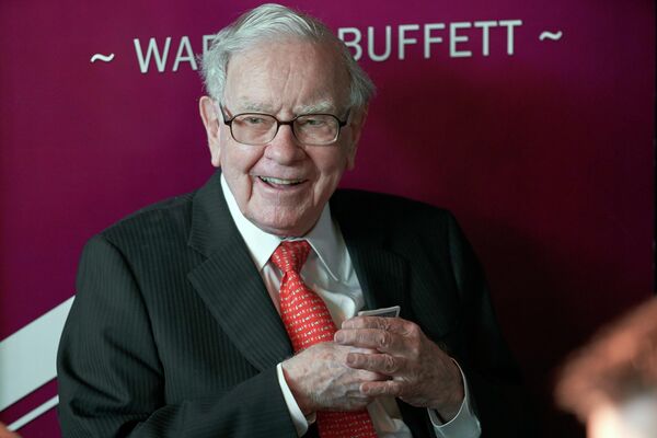 На пятом месте Уоррен Баффет - американский бизнесмен и один из самых крупных и известных инвесторов в мире. Его состояние оценивается в 118 млрд долларов.  - Sputnik Казахстан