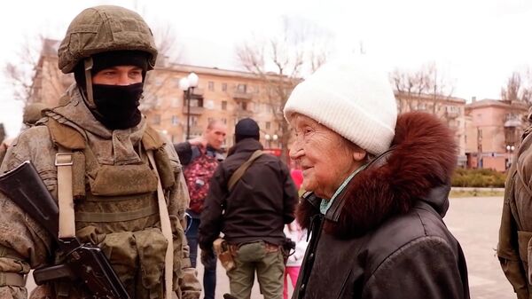 Как российских военных благодарят в Херсоне - видео - Sputnik Казахстан