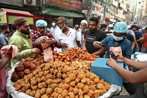Бангладеш астанасы Даккадағы бұл базарға келушілер ауызашарға қуырылған тәтті тоқаш пен ет жолақтарын сатып алады. Бұл қос тағамның иісі мұрын жарады - Sputnik Қазақстан