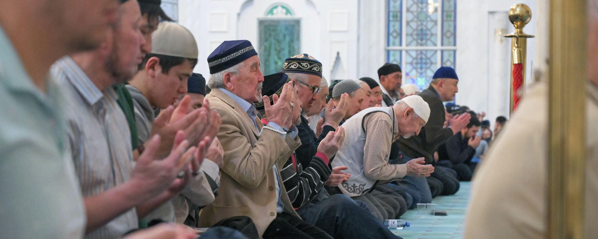 Мешіттегі мұсылмандар - Sputnik Қазақстан, 1920, 19.02.2026