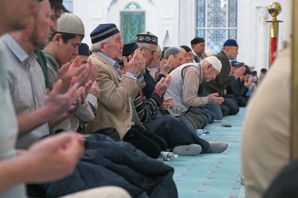 Рамадан - великий праздник мусульман. Приверженцы ислама соблюдают пост, воздерживаясь от еды, питья и всех мирских забот, и сосредотачиваясь на служении Создателю. - Sputnik Казахстан