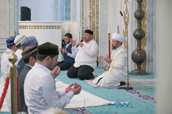 В Нур-Султане участие в праздничном намазе принимает и Верховный муфтий Казахстана.  - Sputnik Казахстан