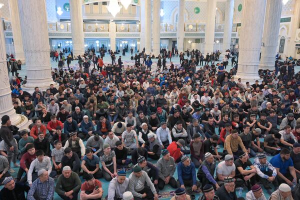 Мечети столицы в дни праздника заполнены верующими.  - Sputnik Казахстан