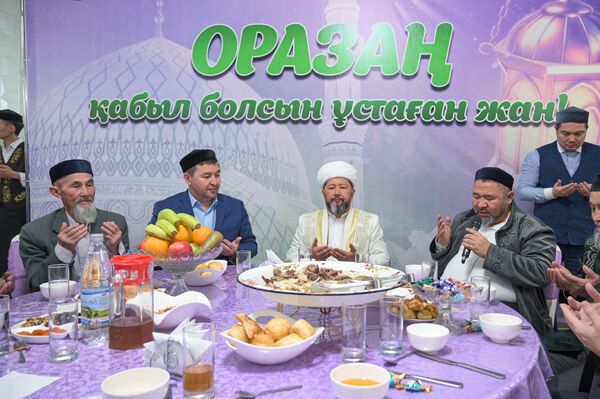 Вечерний прием пищи, или разговение, на протяжении поста Рамадан называется ифтар. Мусульмане совершают ифтар после того, как проведут вечернюю молитву. Началом ифтара может считаться время после того, как зайдет солнце. Постящемуся нежелательно откладывать прием пищи.  - Sputnik Казахстан