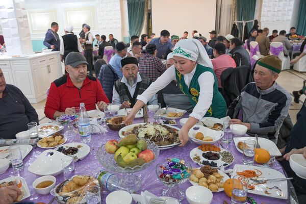 В Казахстане, как и в ряде других мусульманских стран, столы накрываются рядом с мечетью для того, чтобы нуждающиеся также могли позволить себе принять участие в ифтаре. - Sputnik Казахстан