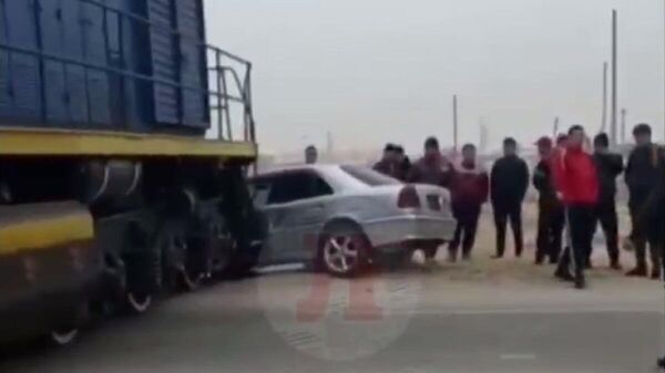 Локомотив столкнулся с автомобилем на железнодорожном переезде в Жанаозене - Sputnik Казахстан