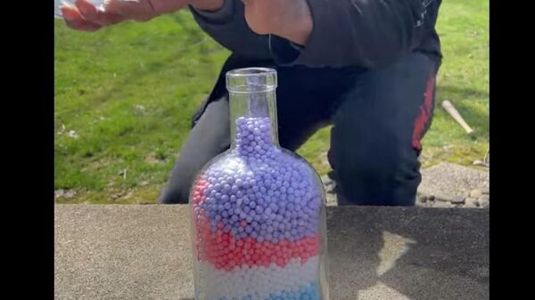 Движущиеся шарики в стеклянных бутылках - видео - Sputnik Казахстан