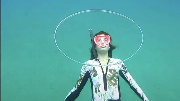 Девушка делает кольцо из пузырей с глубины 10 метров в море - видео - Sputnik Казахстан