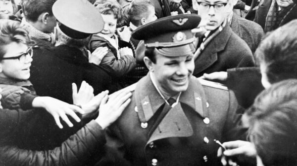 Юрий Гагарин среди учащихся средней школы города Бергена в Норвегии - Sputnik Казахстан