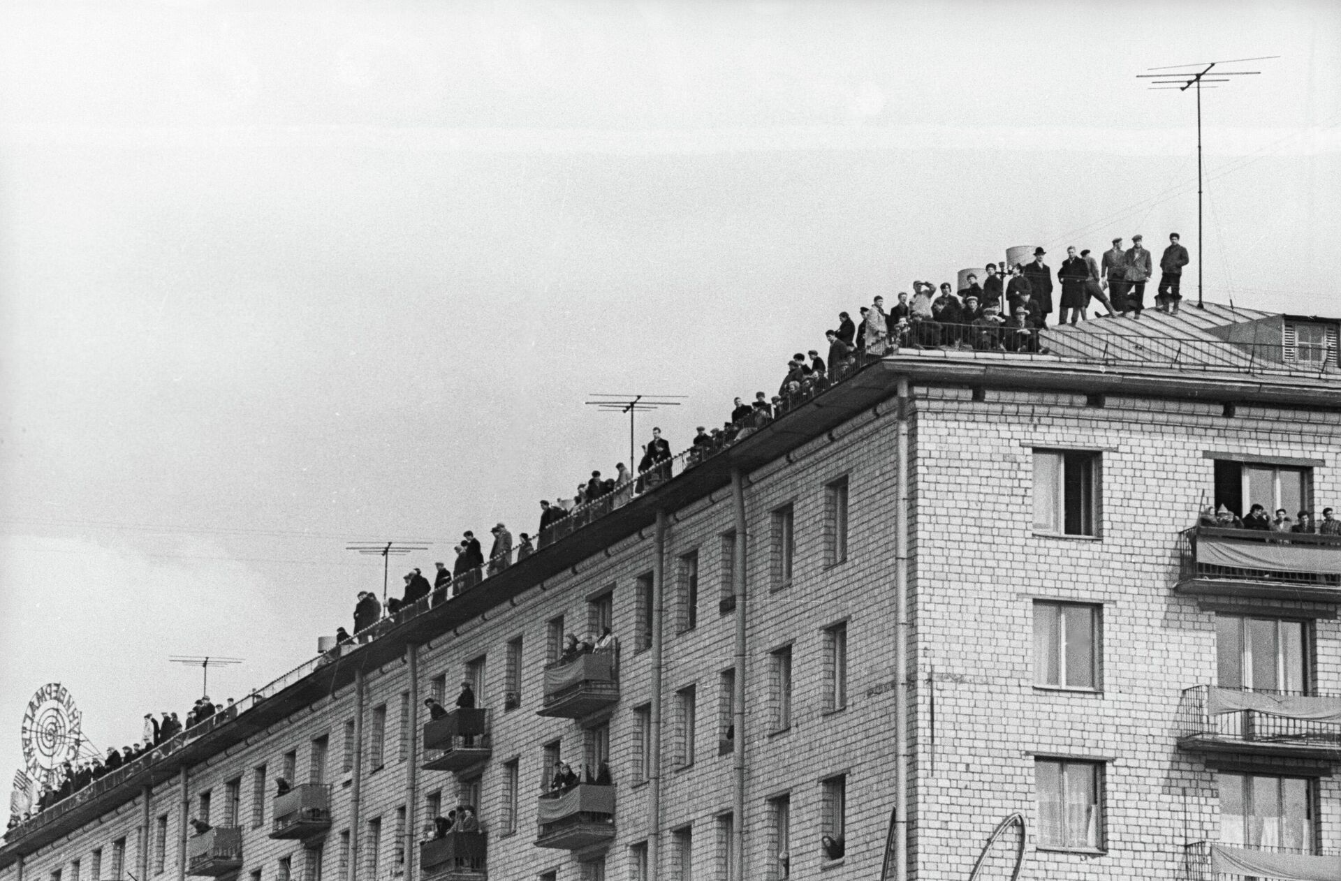Москвичи на балконах и крышах домов приветствуют героя-космонавта Юрия Гагарина - Sputnik Казахстан, 1920, 12.04.2024