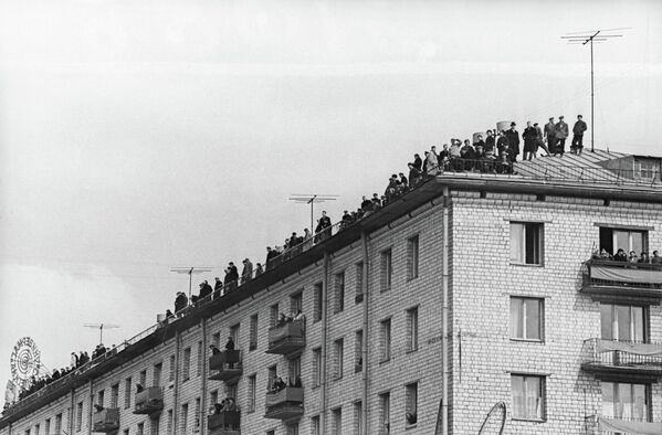 Москвичи на балконах и крышах домов приветствуют героя-космонавта Юрия Гагарина - Sputnik Казахстан