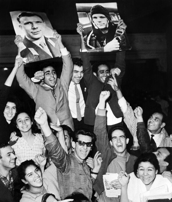 Люди держат портреты советского космонавта Юрия Гагарина, 12 апреля 1961 года, в честь полета первого человека в космос на борту корабля &quot;Восток-1&quot; и первого полета на орбиту Земли.  - Sputnik Казахстан