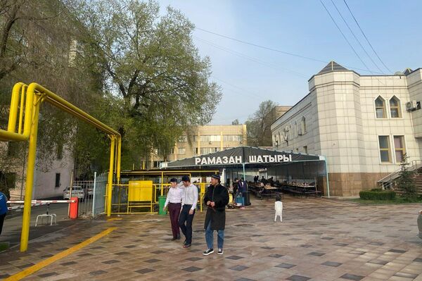По словам наиба имама Центральной мечети Алматы Касыма Ашимова, это мероприятие проводится ежегодно в течение месяца Рамадан. - Sputnik Казахстан