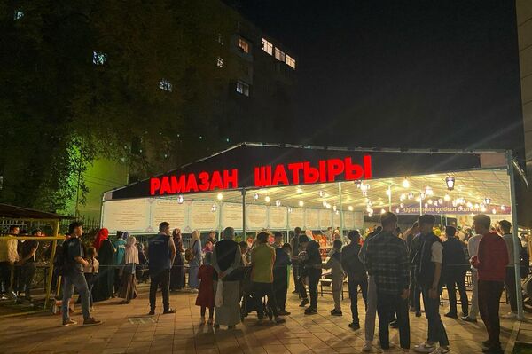 Люди остаются возле &quot;Шатра Рамадана&quot;, наблюдая за различными соревнованиями, до позднего вечера.  - Sputnik Казахстан