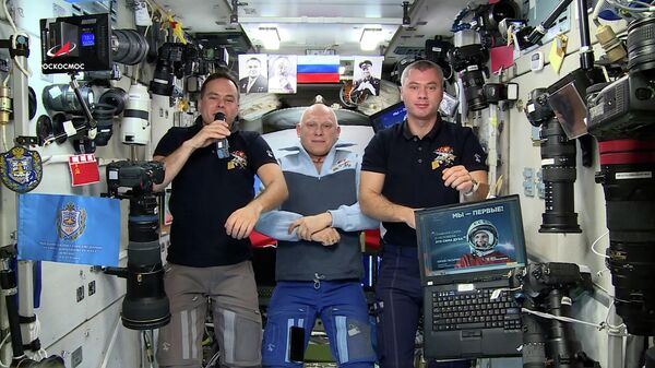 Космонавты Роскосмоса поздравили россиян с Днём космонавтики - видео - Sputnik Казахстан