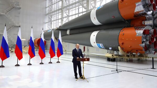 Владимир Путин на космодроме Восточный - Sputnik Казахстан