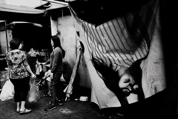 Снимок китайского фотографа Зинуо Ши, победившего в категории &quot;Молодежная уличная фотография&quot;. - Sputnik Казахстан
