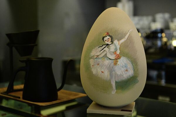 На этом шоколадном яйце - авторская интерпретация картины &quot;Этуаль&quot; Эдгара Дега 1878 года (La ballerina solitaria) в исполнении Уолтера Муско.  - Sputnik Казахстан