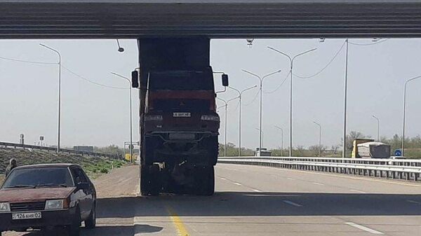 Грузовик с поднятым кузовом зацепил дорожный мост на Капшагайской трассе - Sputnik Казахстан