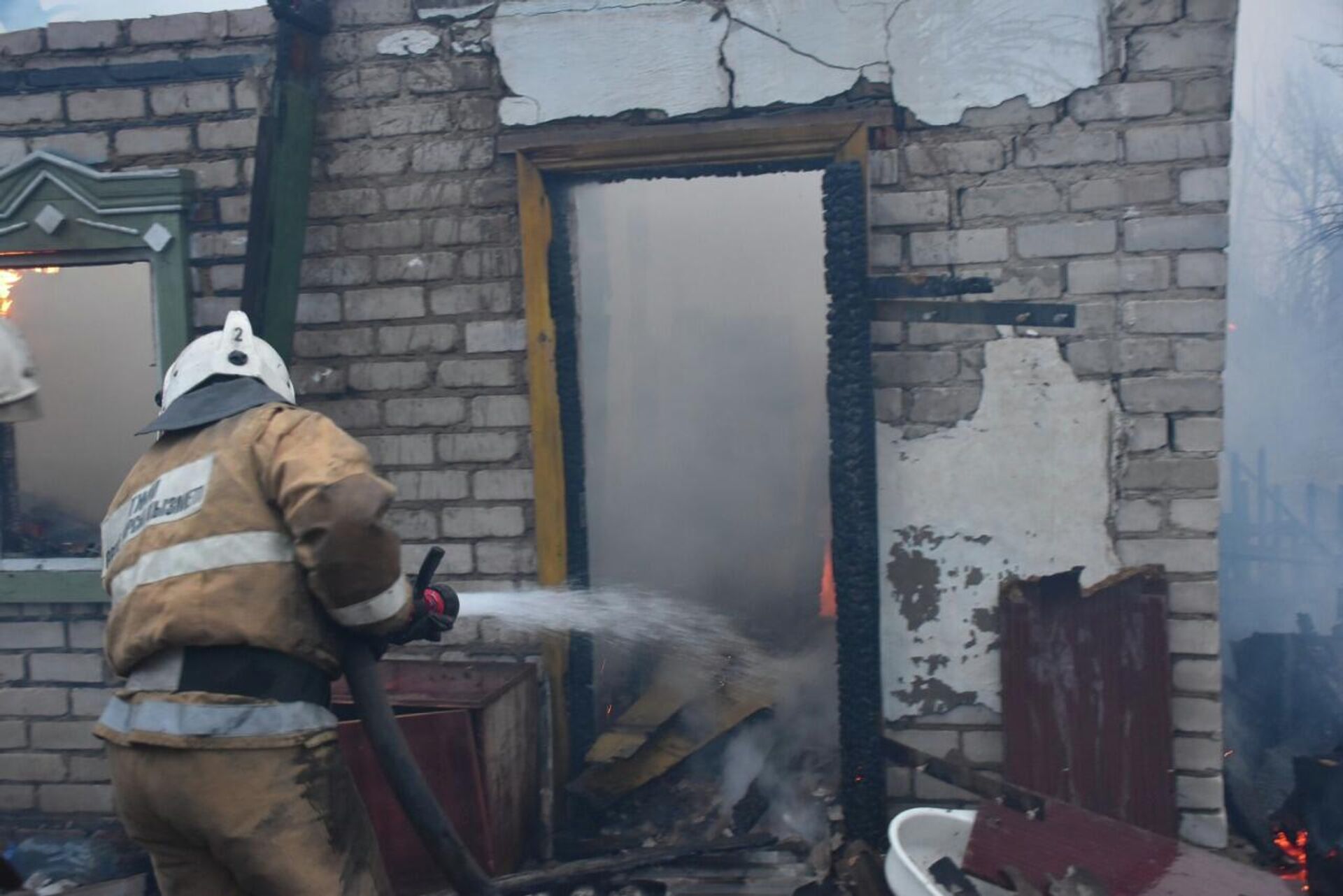Огонь на Заречной улице: 800 дачных участков пострадали в пожаре в Петропавловске - Sputnik Казахстан, 1920, 13.04.2022