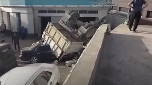 Грузовик упал с моста. Скрин видео - Sputnik Казахстан