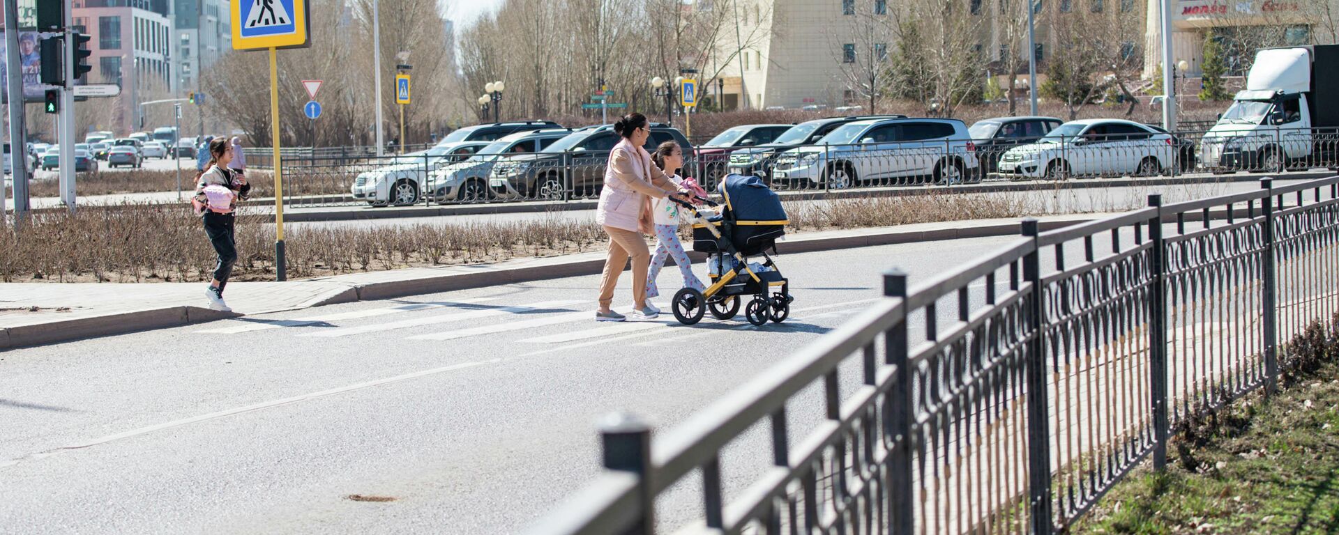 Женщина с коляской - Sputnik Казахстан, 1920, 06.03.2026