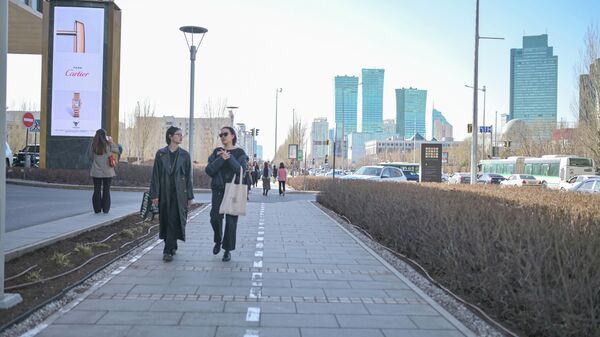 Девушки на прогулке в столице - Sputnik Казахстан