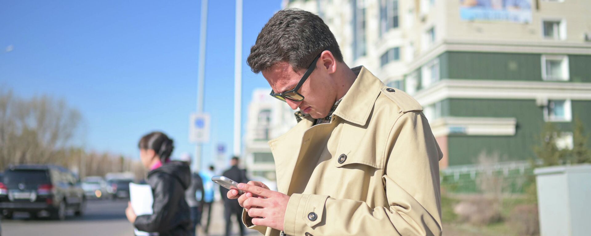 Мужчина с телефоном в руках - Sputnik Казахстан, 1920, 08.04.2026