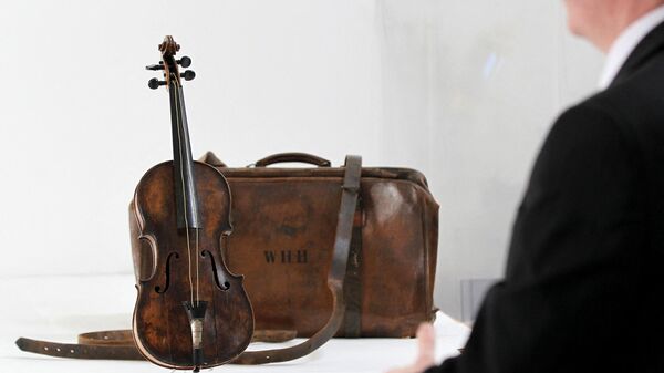 Скрипка, на которой играл дирижер Уоллес Хартли в последние минуты перед затоплением Титаника в Лургане, Ирландия - Sputnik Казахстан