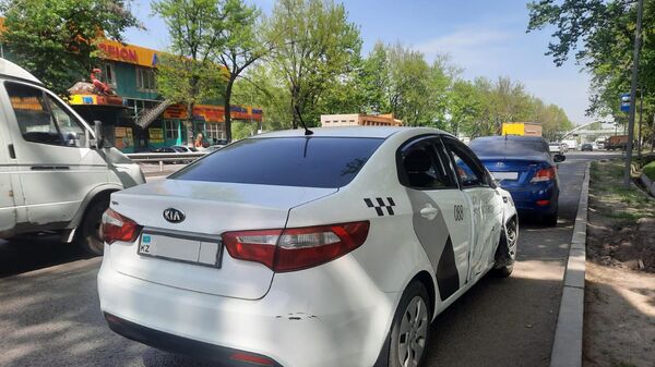 Мотоцикл врезался в такси на улице Рыскулова  - Sputnik Казахстан