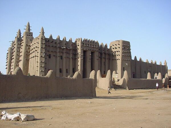 Великая мечеть Дженне. Помимо того, что мечеть является центром общины Дженны в Мали, она также является одной из самых известных достопримечательностей Африки и находится в &quot;тревожном списке&quot;. - Sputnik Казахстан