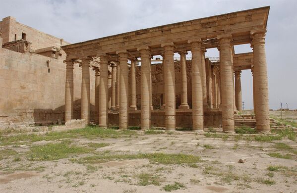 Разрушенный древний город Хатра в Ираке. Руины Хатры уничтожены боевиками ИГИЛ в марте 2015 года. - Sputnik Казахстан