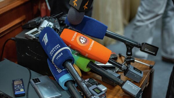 Микрофоны представителей СМИ на пресс-конференции - Sputnik Казахстан