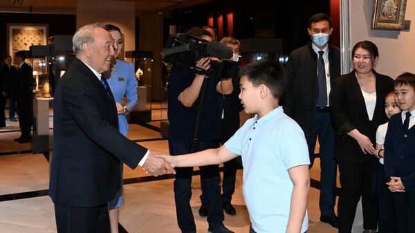 Нурсултан Назарбаев посетил выставку творческих работ воспитанников Детской художественной школы – клуба ЮНЕСКО
 - Sputnik Казахстан