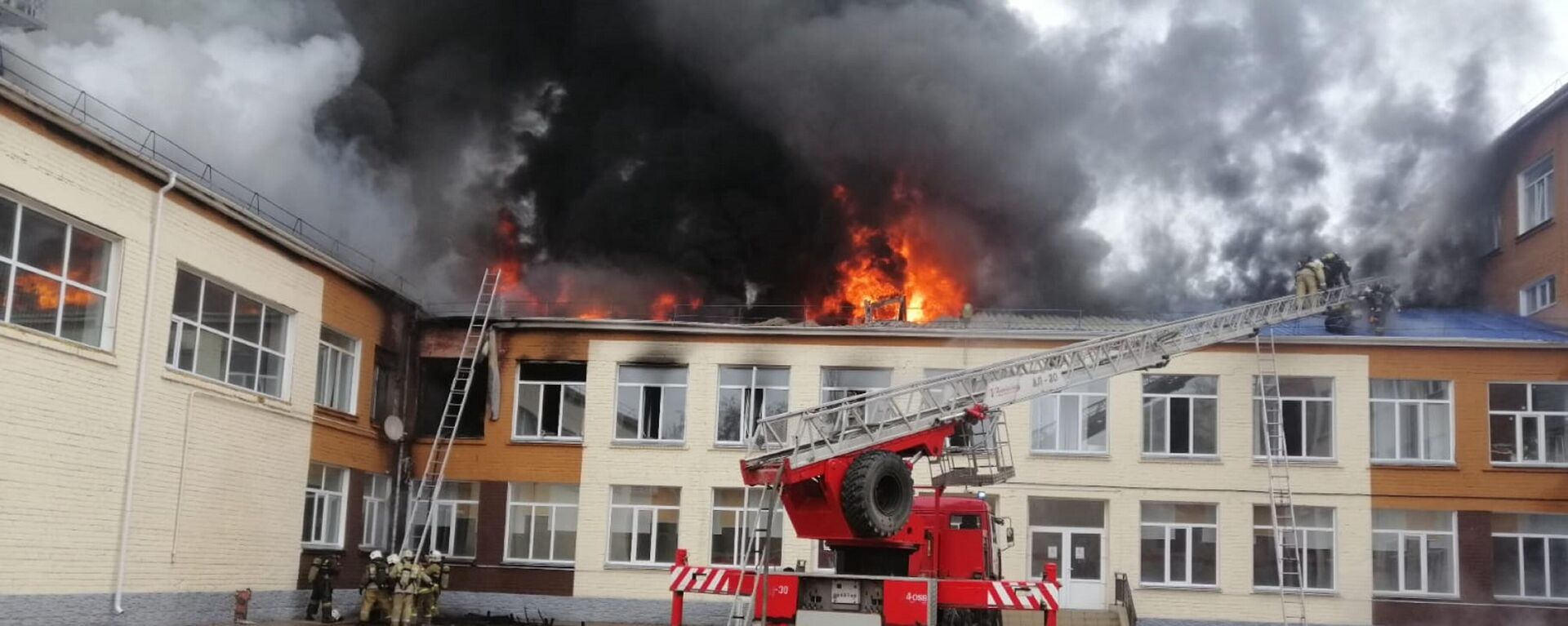 С огнем, охватившим школу в Павлодаре, борются 50 сотрудников противопожарной службы - Sputnik Казахстан, 1920, 21.04.2022