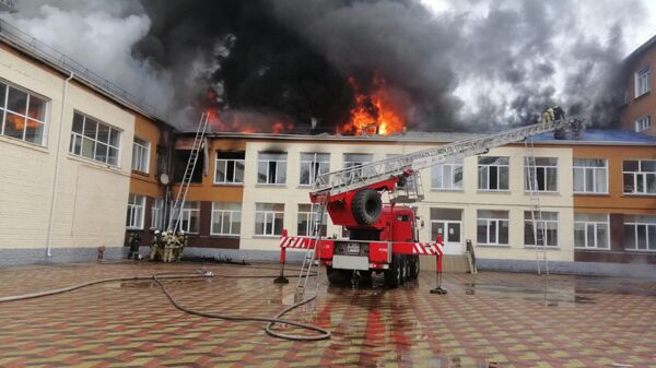 С огнем, охватившим школу в Павлодаре, борются 50 сотрудников противопожарной службы - Sputnik Казахстан