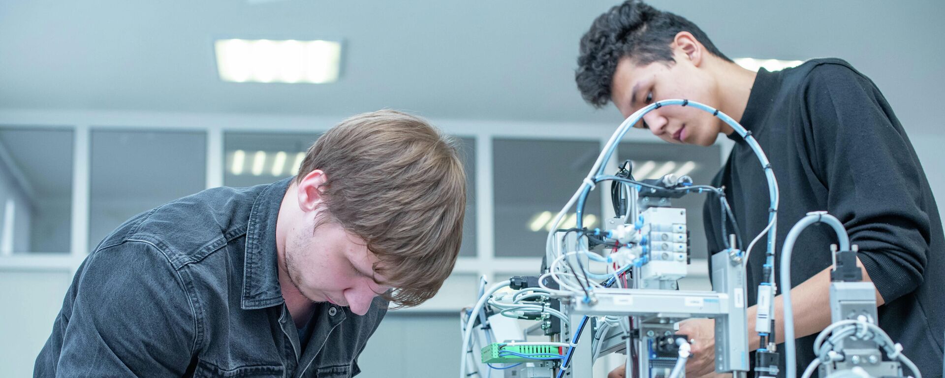 Студенты и преподаватели Astana polytechnic college работают над проектами - Sputnik Казахстан, 1920, 07.09.2022